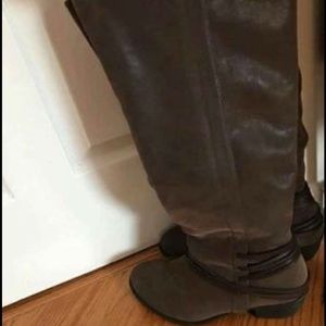 12w wide calf boots brown. Worn once out to dinner and were way to big. No flaws